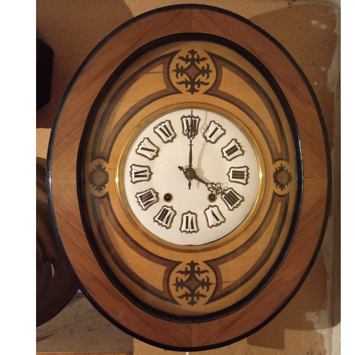 Réparation pendule Œil de bœuf, cadran à cartouche émaillé