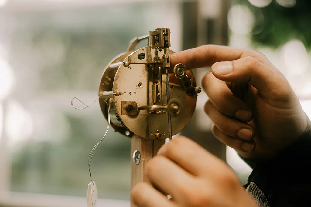 Mise en place d'un balancier sur une pendule, mouvement de Paris après reparation