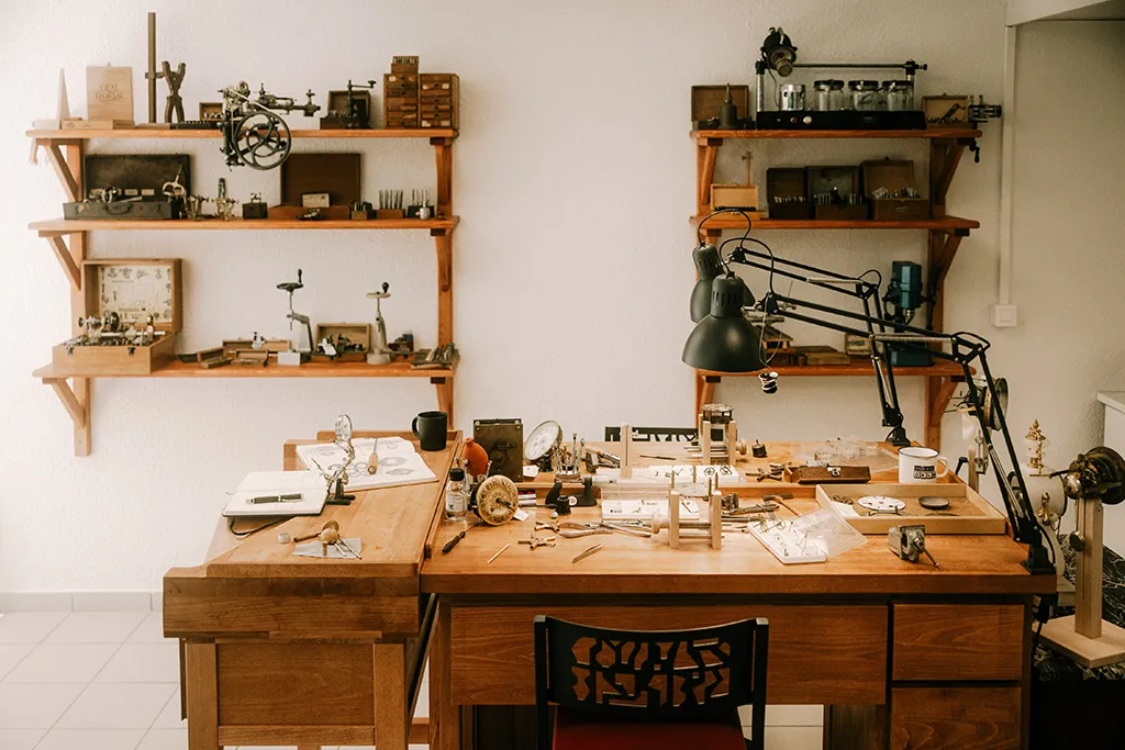 Établis d'horlogerie dans notre atelier horloger à Lyon