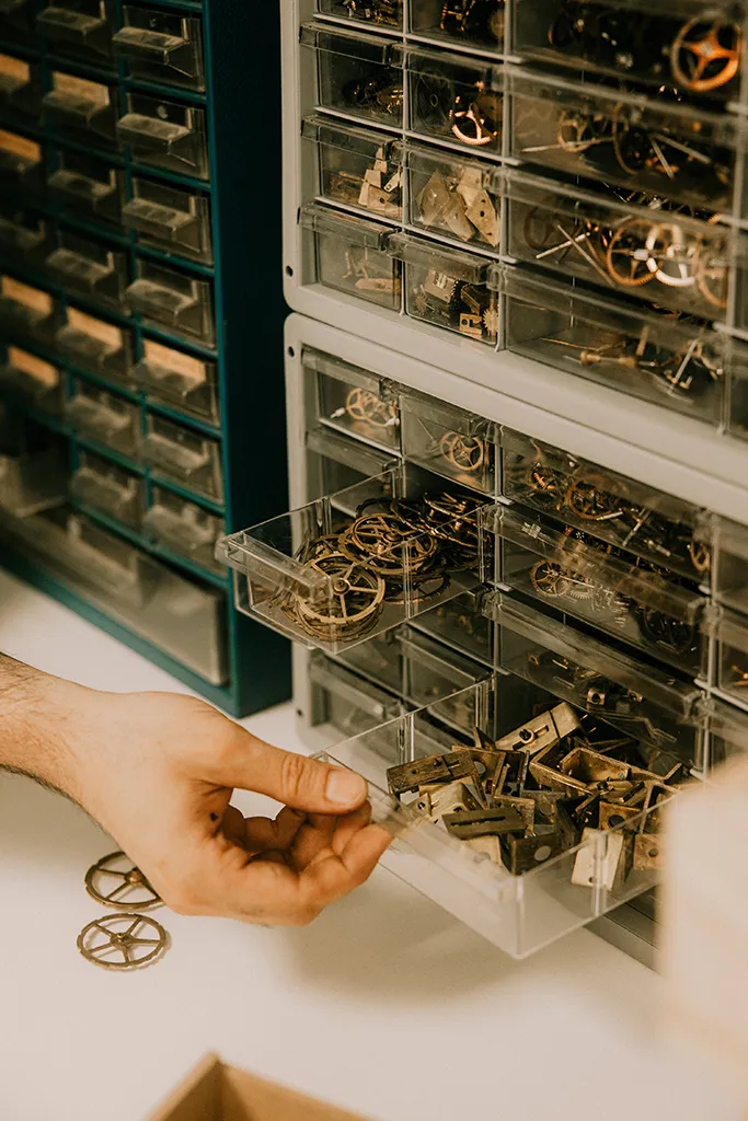 Pièce détachées horlogerie : Roue dentée, cloche, clef, timbre, clé, manivelle