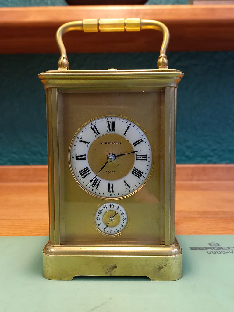 Intervention sur une pendulette officier par un Horloger réparateur à Lyon