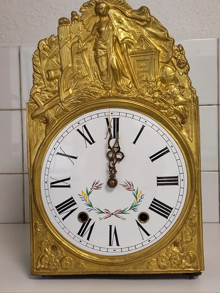 Réparation d'une horloge comtoise par les Horlogers Lyonnais