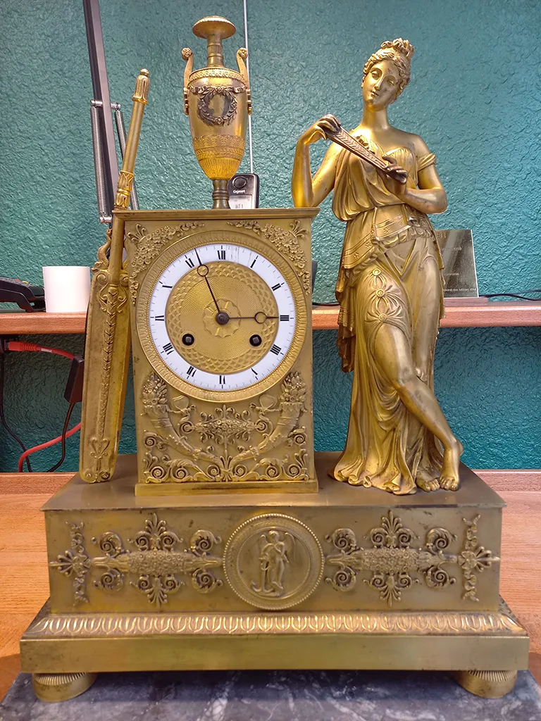 Réparation d'une pendule en marbre doré équipée d'une mouvement de Paris