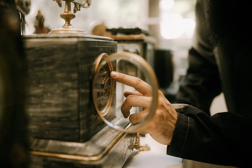 Mise à l'heure d'une pendule de cheminée en marbre