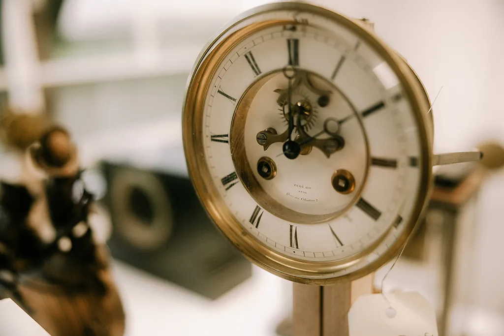 Détail d'un cadran de pendule de cheminée avec échappement Brocot et aiguilles Breguet