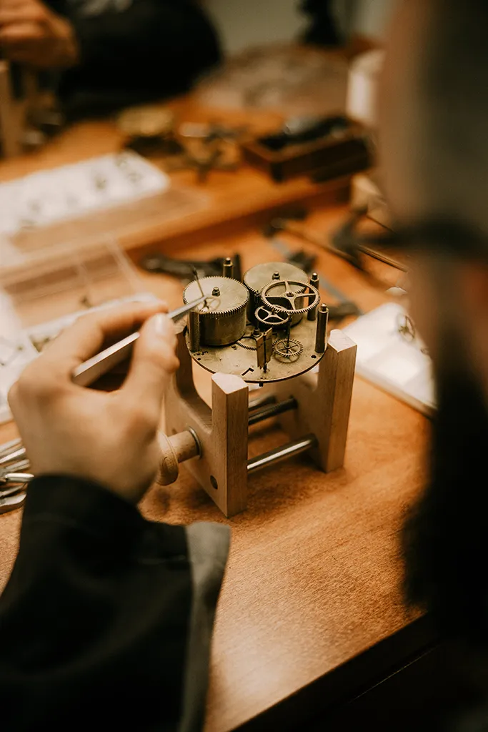 Démontage d'un mécanisme de pendule pour réparation