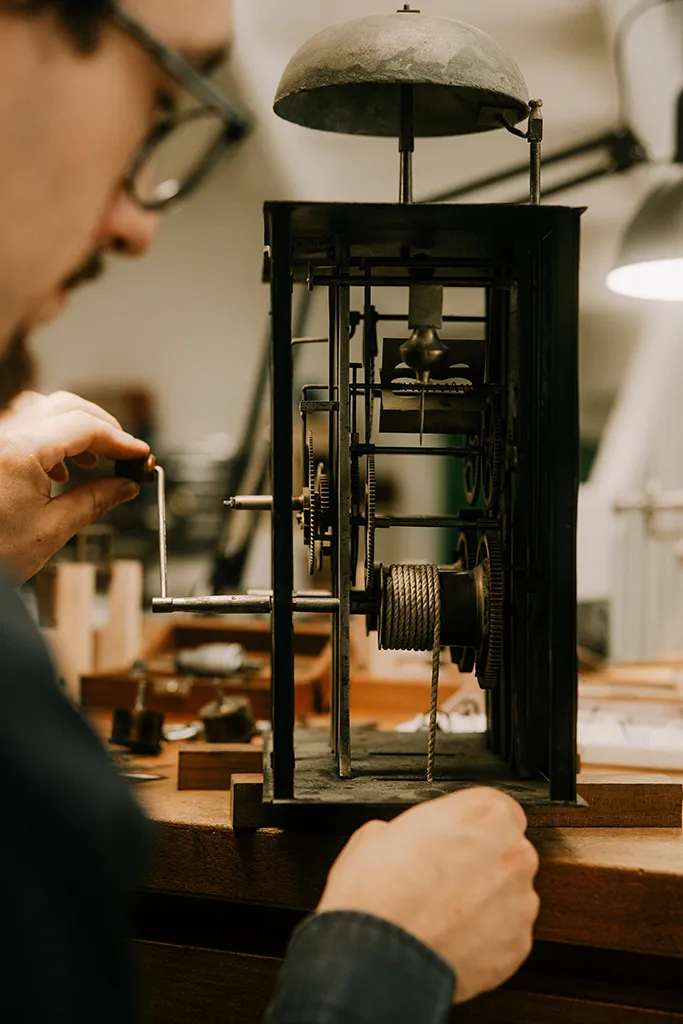 Réparation horloge comtoise : remplacement de la corde