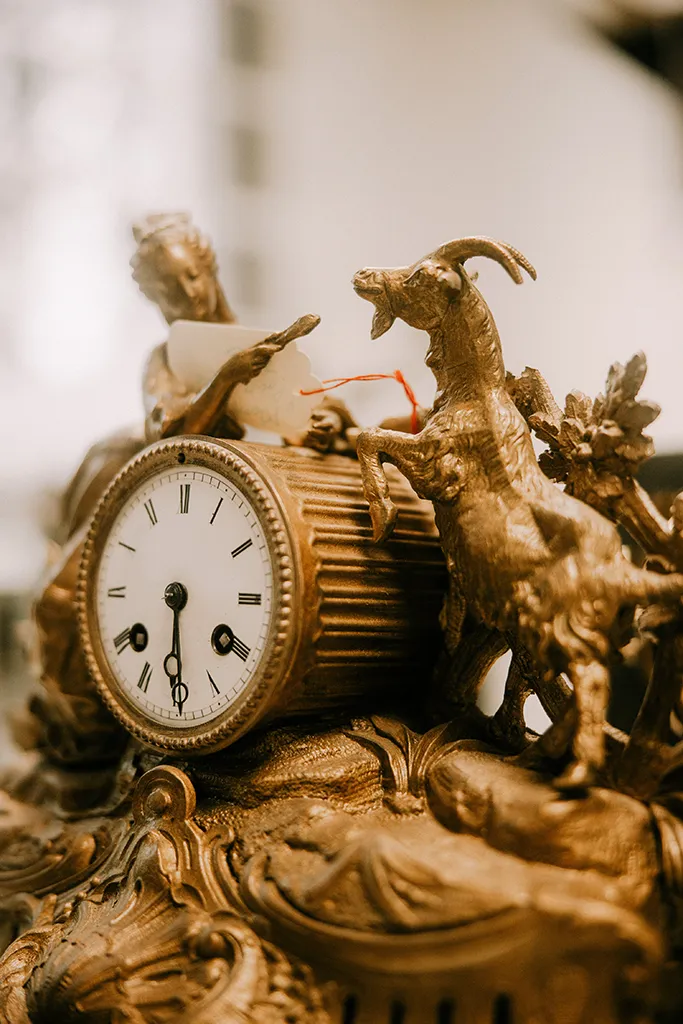 Pendule en bronze doré en cours de réparation