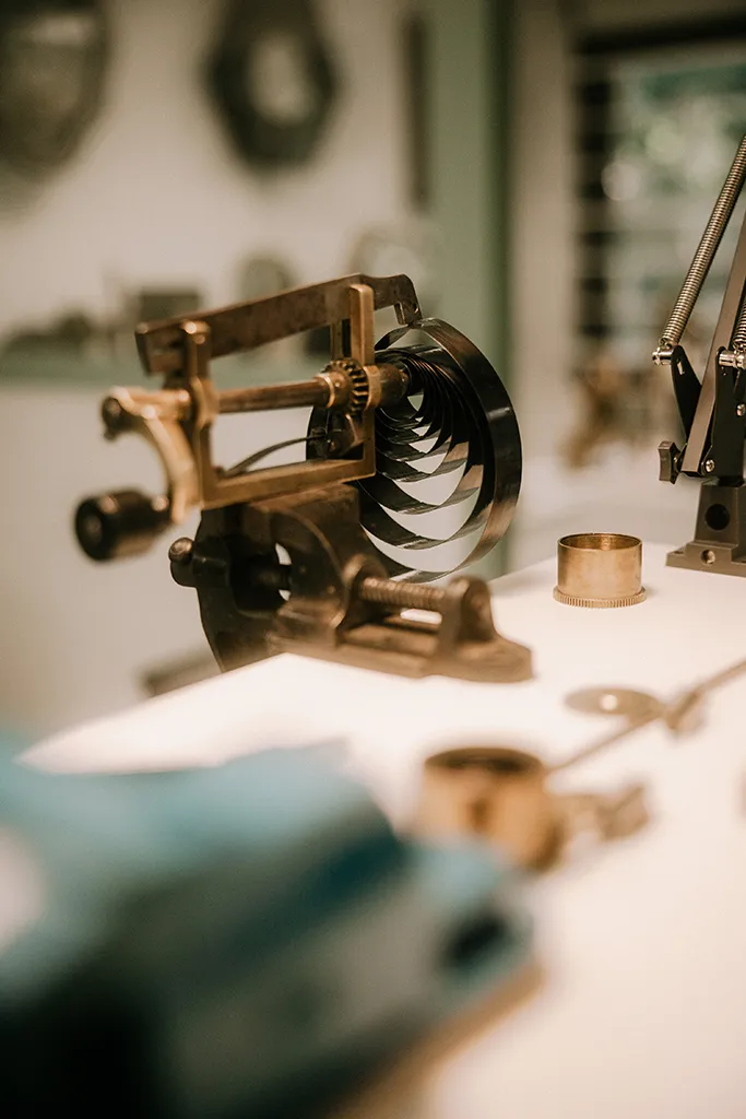 Outils d'horlogerie : Estrapade. Utile pour extraire les ressorts des pendules