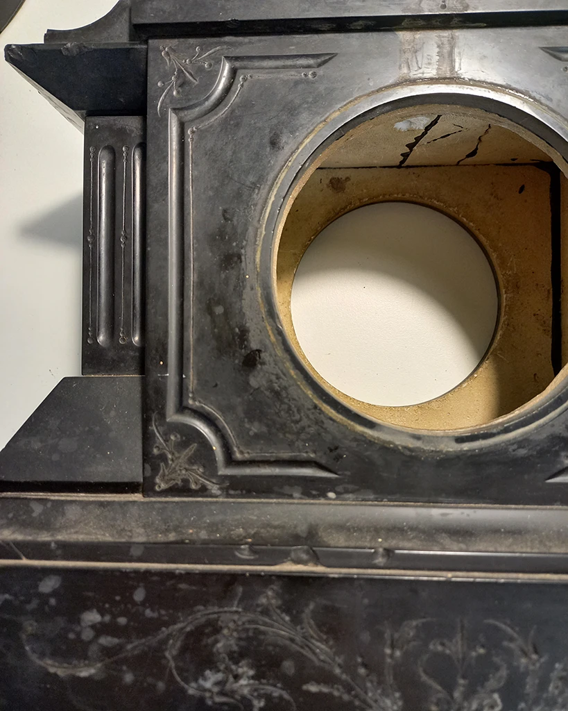 Détail de l'état initial : Réparation du marbre d'une pendule de cheminée