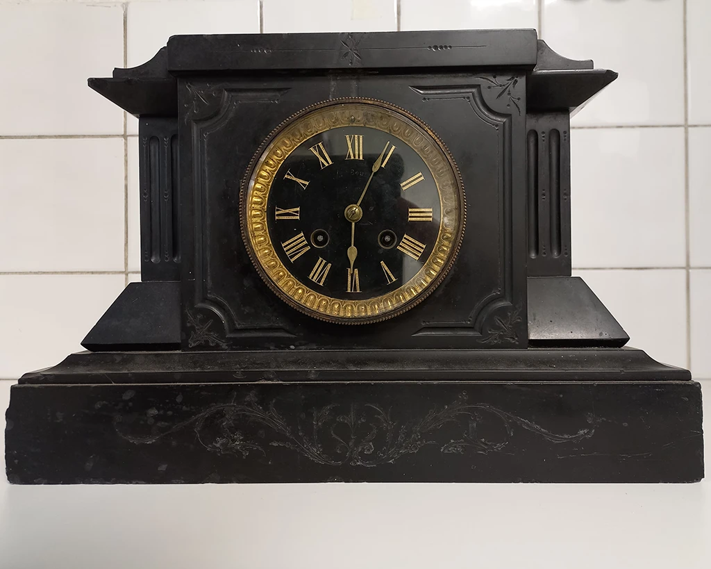 État initial : Réparation d'une pendule de cheminée en marbre noir
