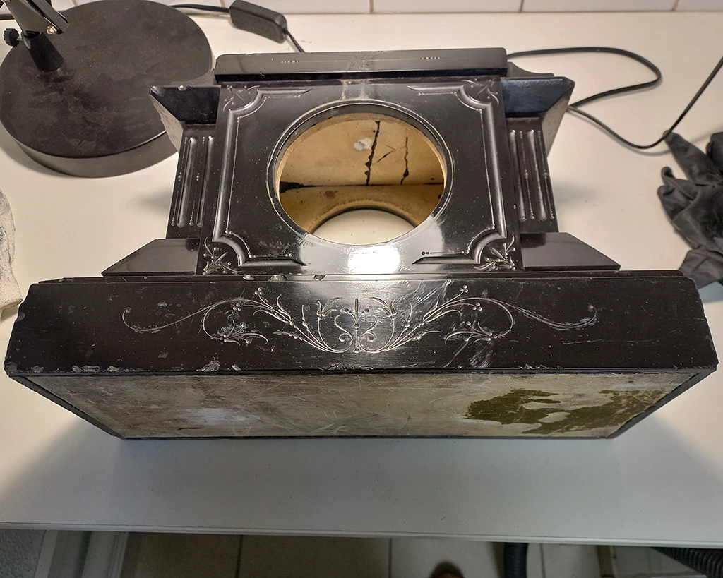 Ravivage terminé d'un marbre d'une pendule de cheminée