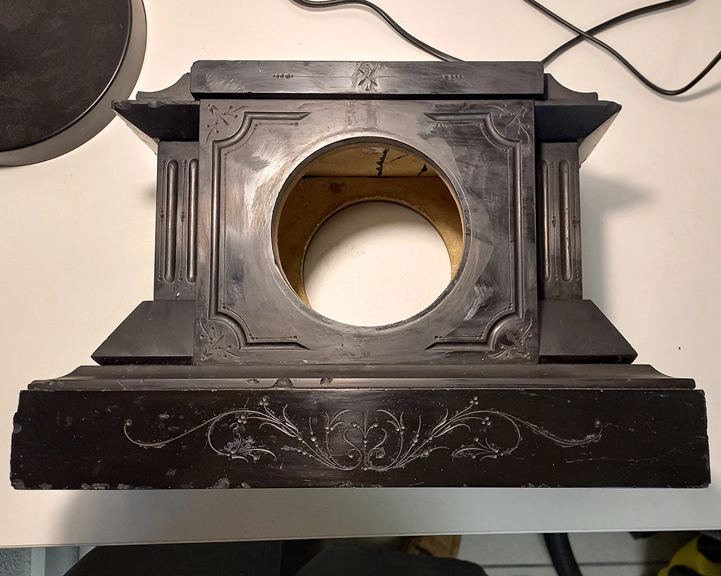 Ravivage de la partie basse d'un marbre d'une pendule de cheminée