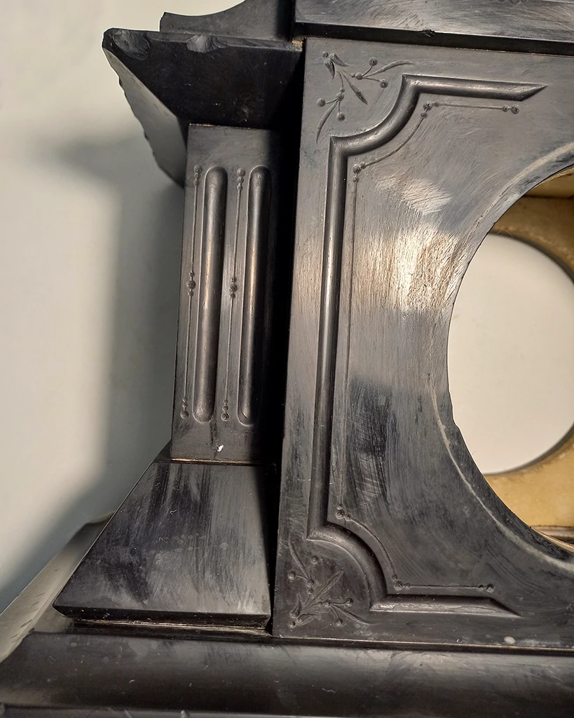 Détail du ravivage en cours d'un marbre d'une pendule de cheminée