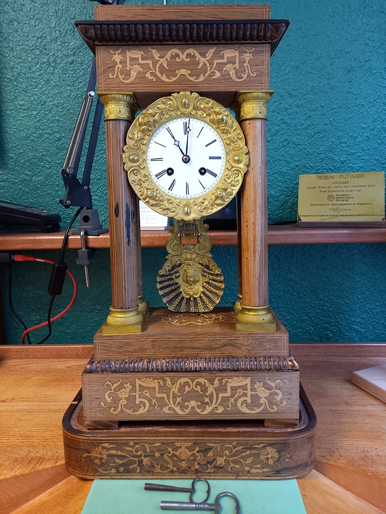 Horloger Lyon réparateur pendule à 4 colonnes en bois