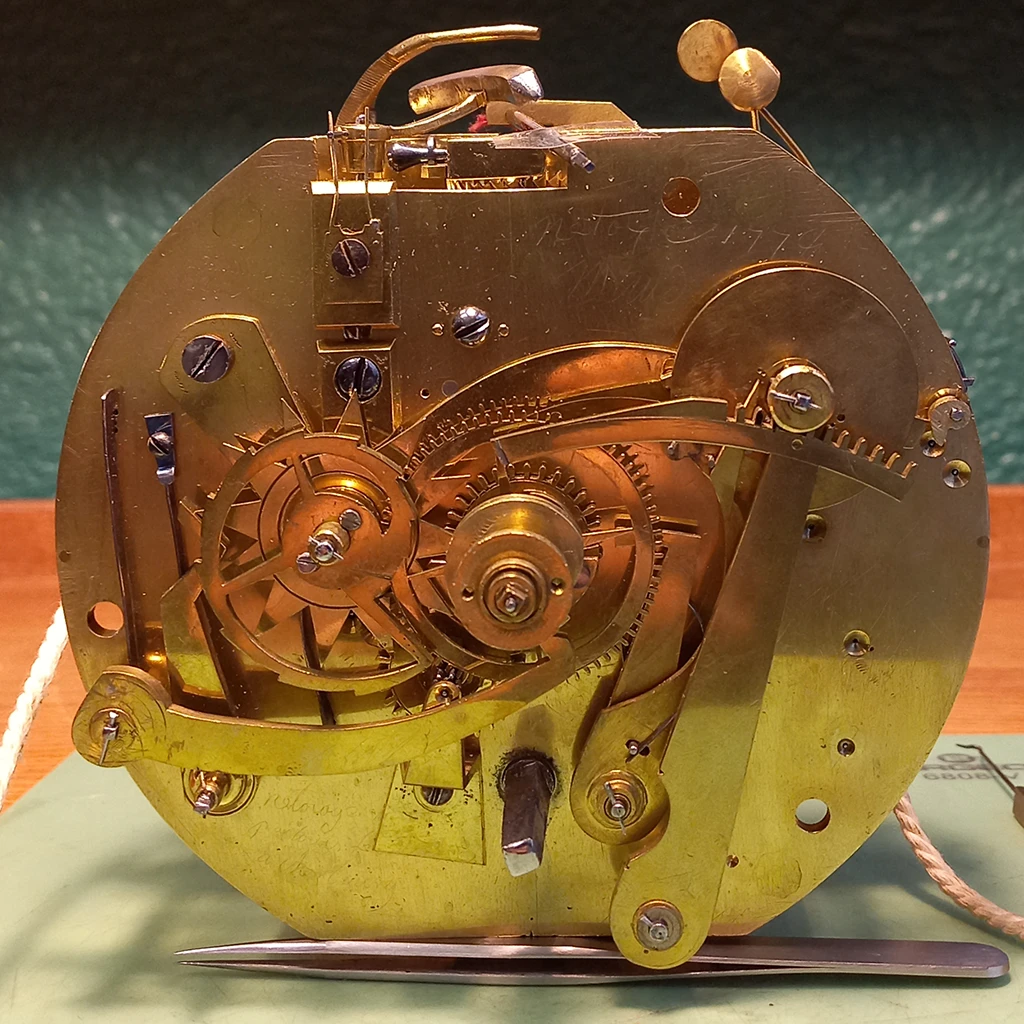 Horloger Lyon réparation cartel applique à tirage et reveil