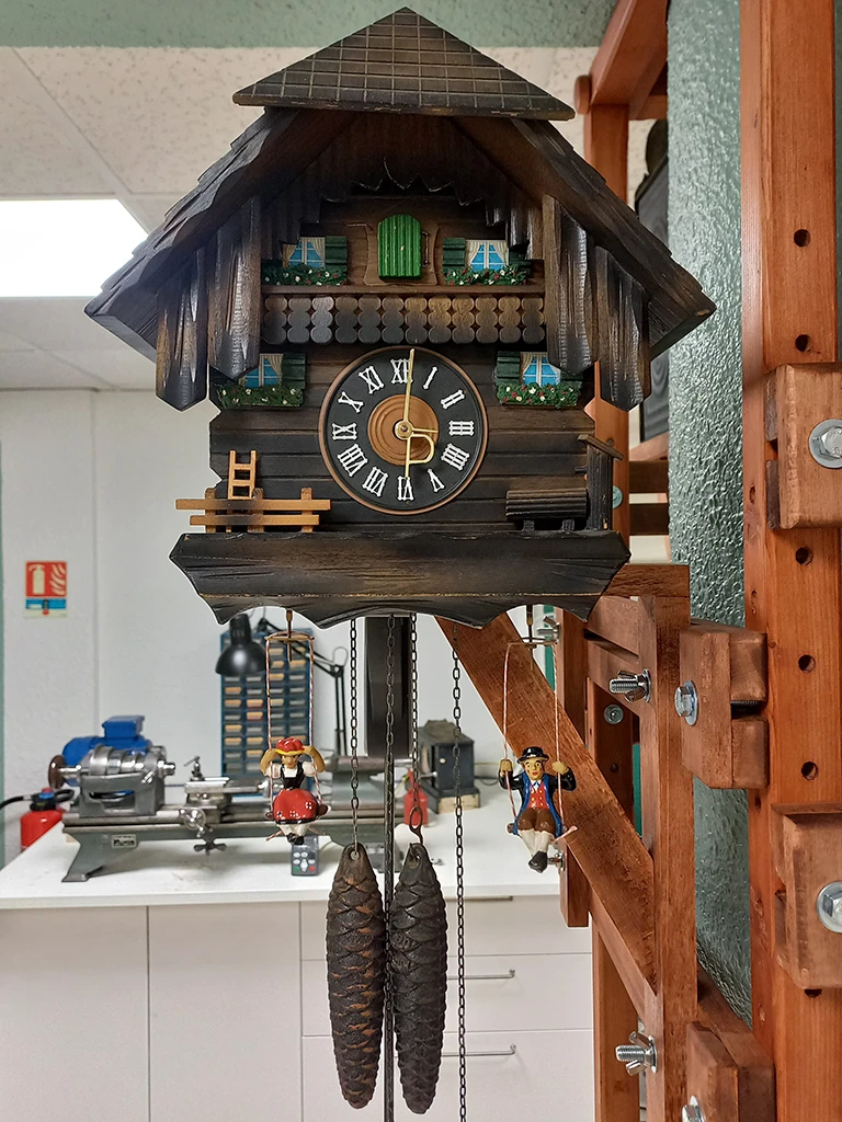 Horloger Lyon réparation coucou double balancelle