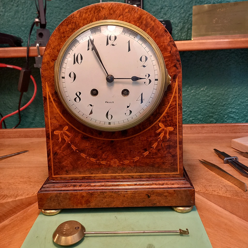 Horloger Lyon réparation pendule borne bois et balancier