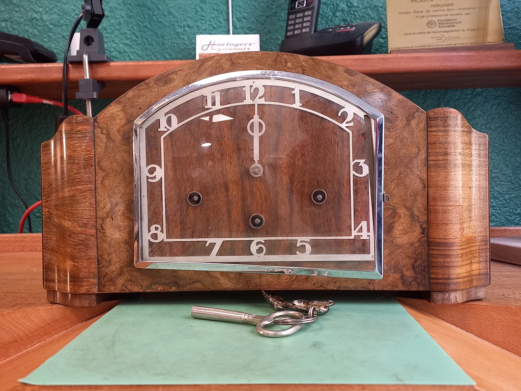 Horloger réparateur Lyon réparation Carillon borne en bois