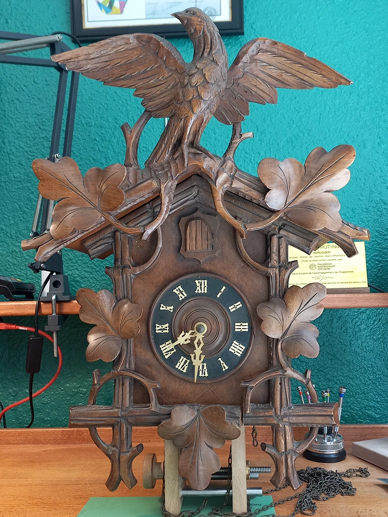 Horloger réparateur Lyon réparation Coucou de type Foret Noire