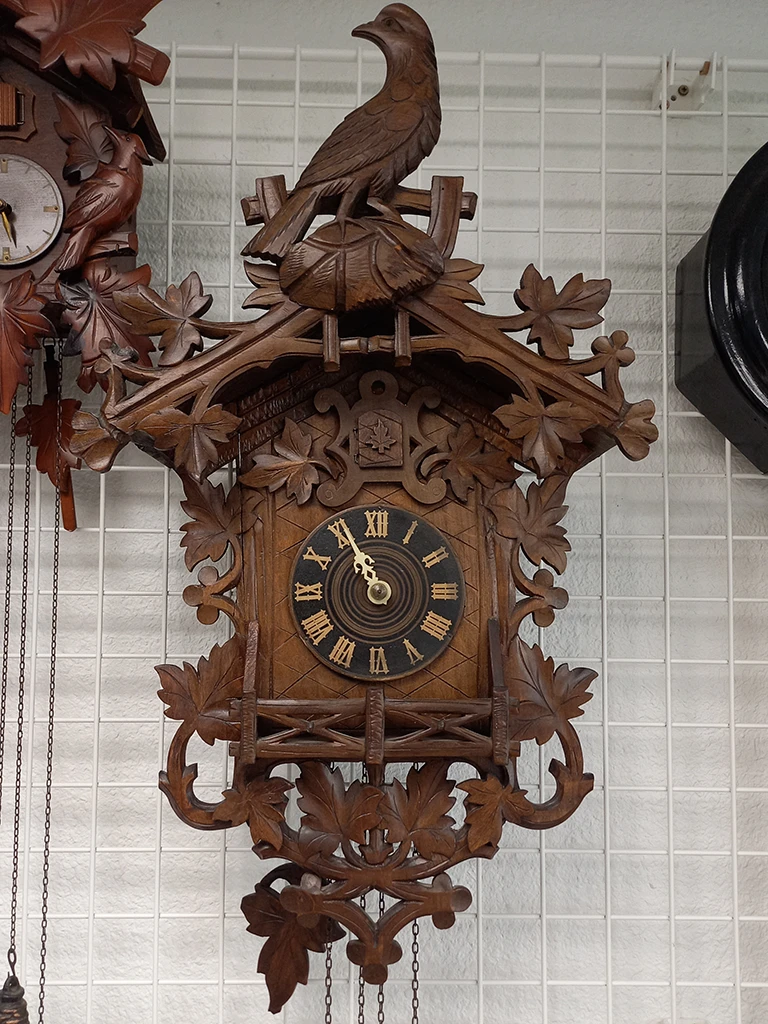 Horloger réparateur Lyon réparation Coucou type Foret Noire et décor boisé