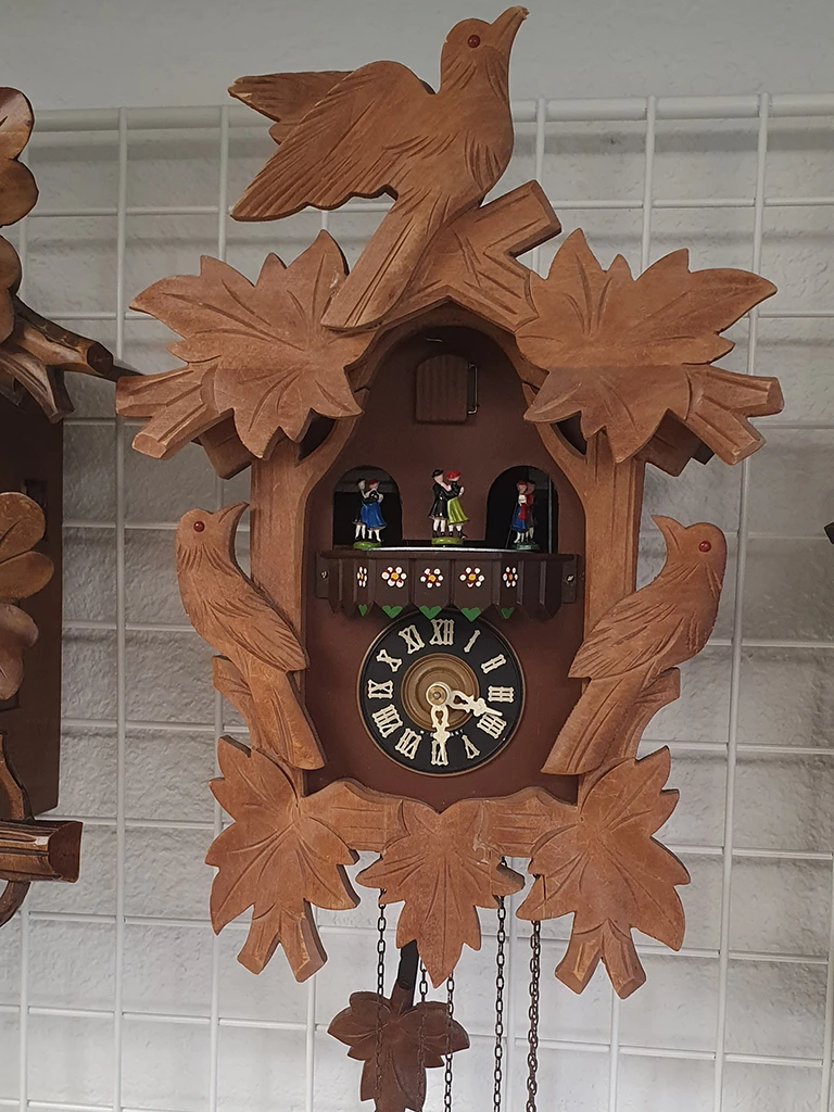 Horloger réparateur Lyon réparation Coucou type Regula avec automates dansant