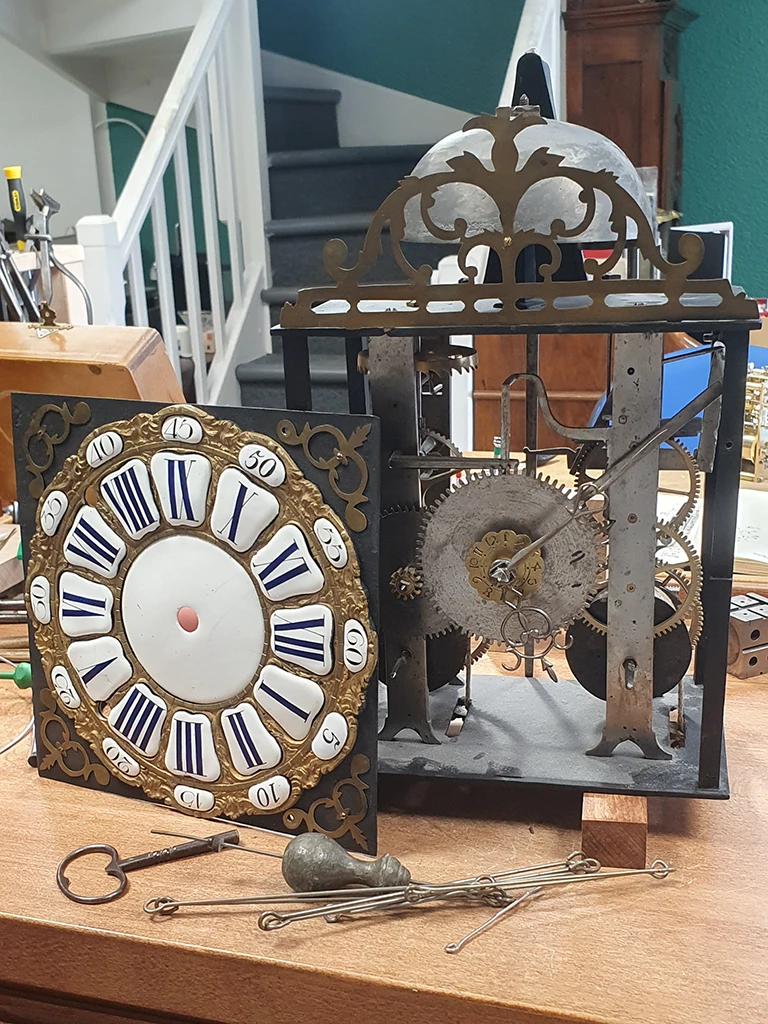 Horloger réparateur Lyon réparation Horloge Comtoise XVIIIè avec cadran à cartouches émaillées