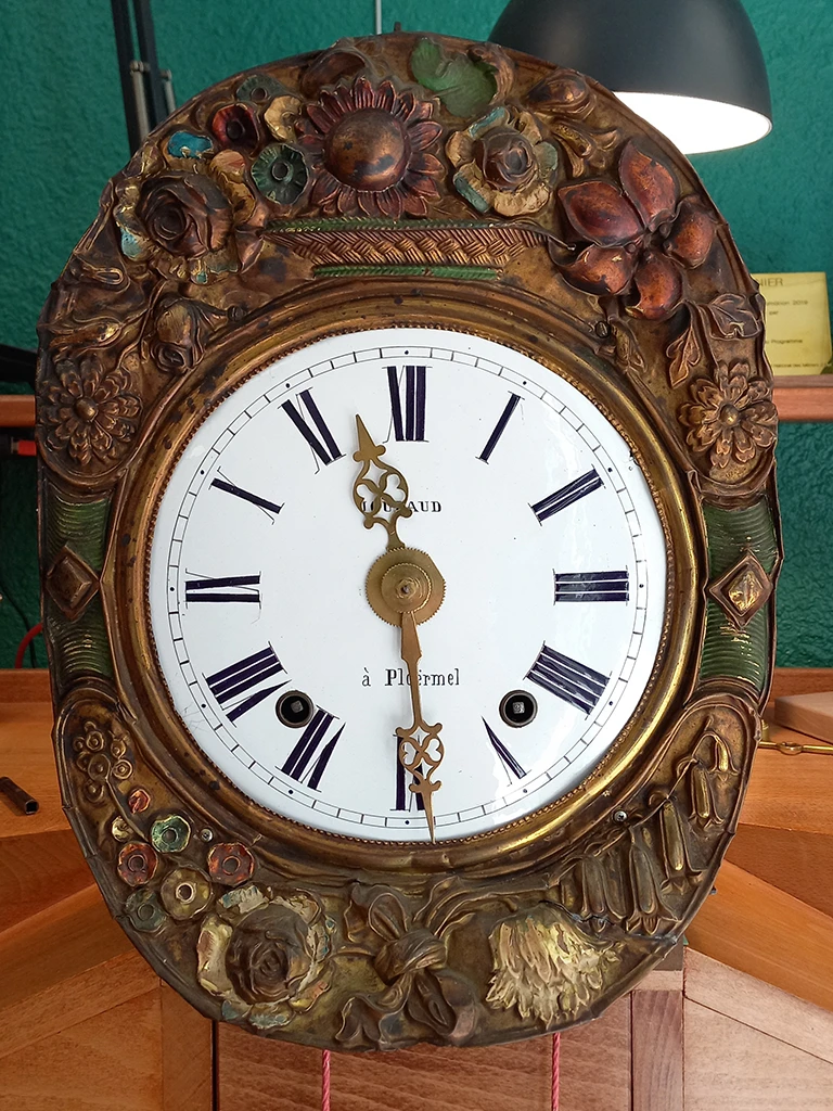 Horloger réparateur Lyon réparation Horloge Franc-Comtoise avec fronton et balancier peints