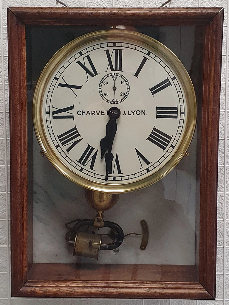 Horloger réparateur Lyon réparation Horloge électromécanique Brillé signé Charvet à Lyon