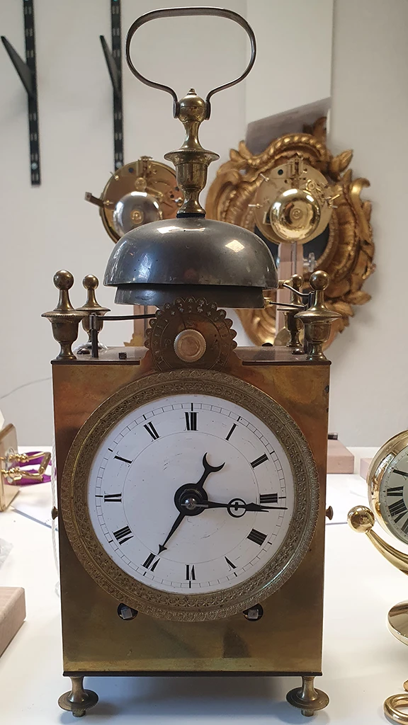 Horloger réparateur Lyon réparation Pendule Capucine sonnant les quarts d'heure et réveil