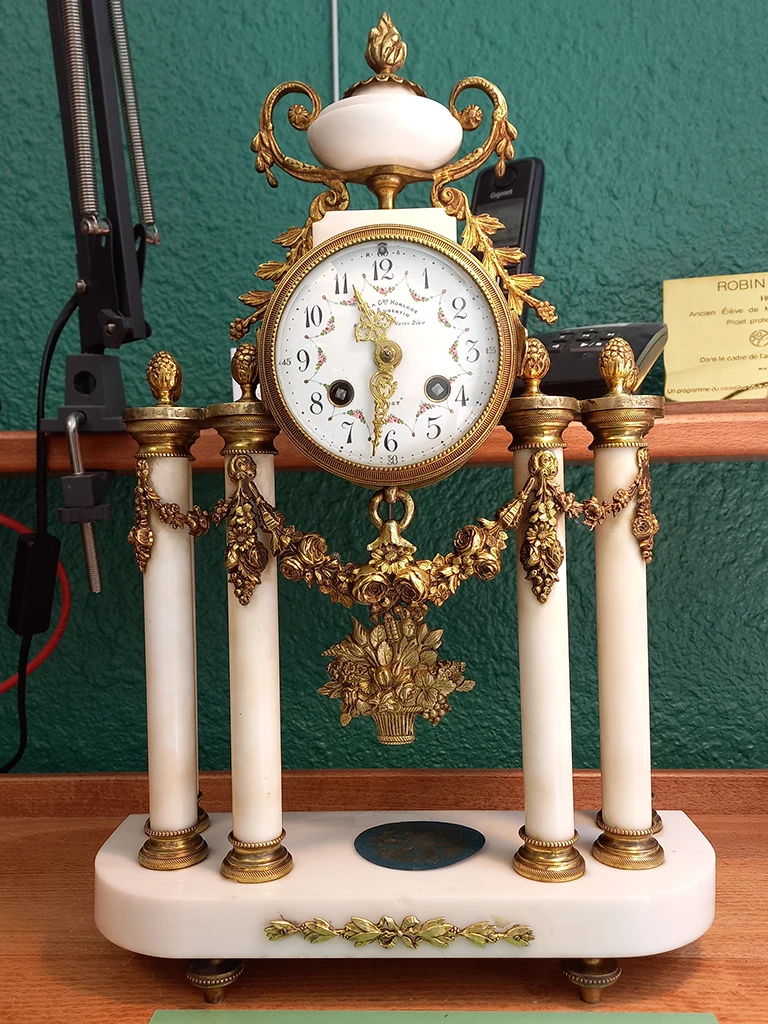 Horloger réparateur Lyon réparation Pendule à colonnes en marbre blanc