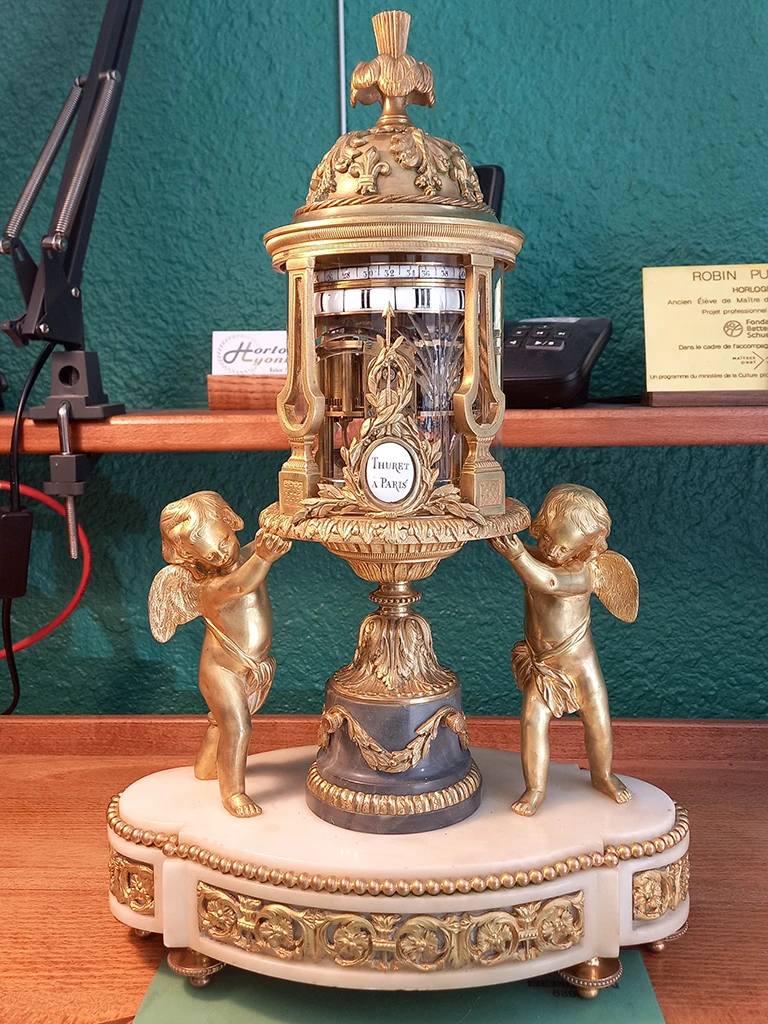 Horloger réparateur Lyon réparation Pendule à disque tournant style Louis XVI
