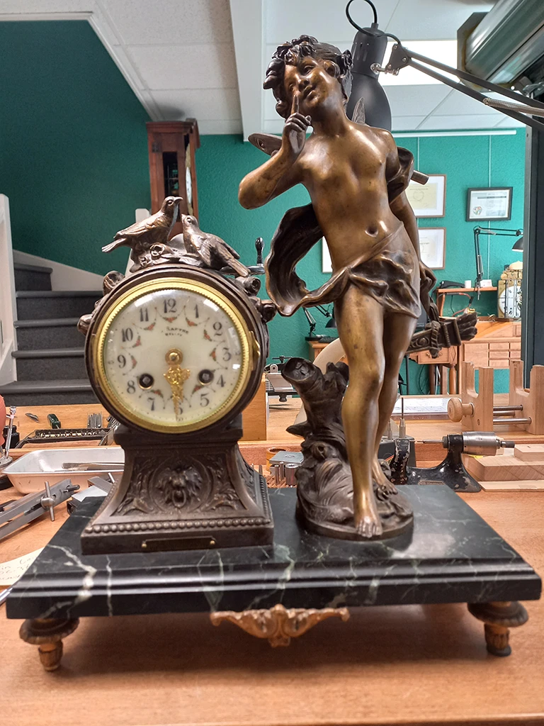 Horloger réparateur Lyon réparation Pendule de cheminée avec personnage