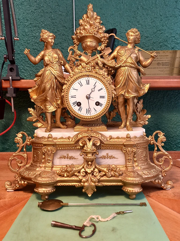 Horloger réparateur Lyon réparation Pendule de cheminée en régule doré et marbre blanc
