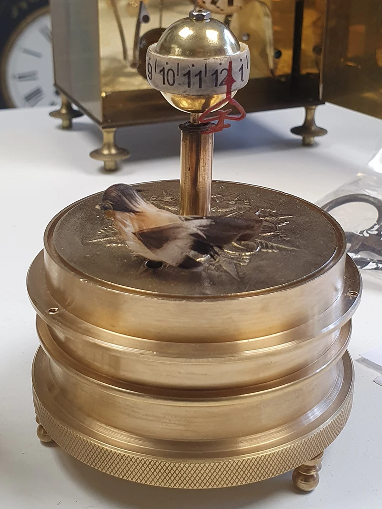 Horloger réparateur Lyon réparation Pendule de table avec oiseau automate