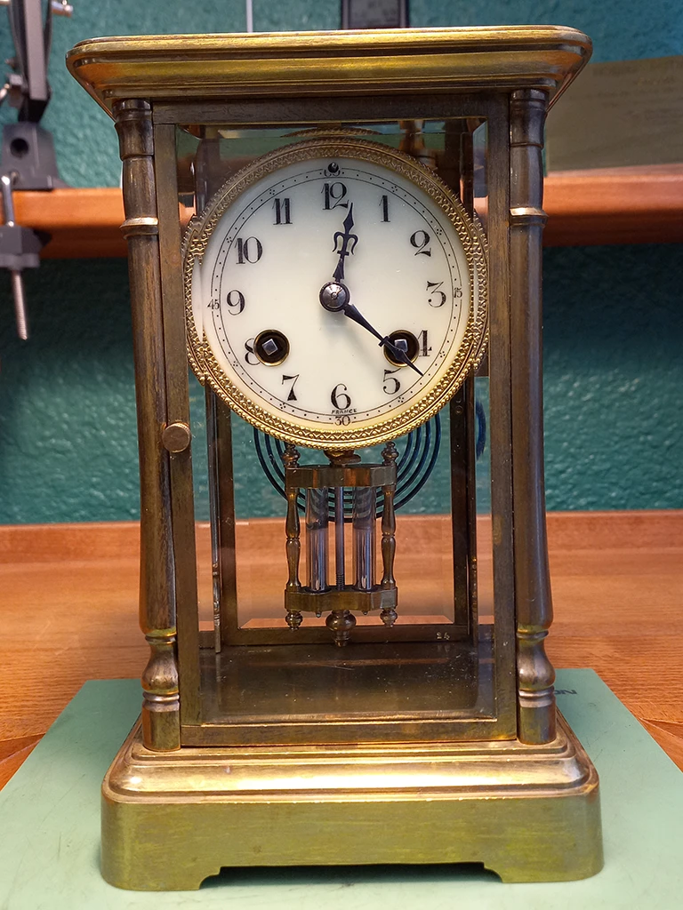 Horloger réparateur Lyon réparation Pendule dorée cloisonnée avec balancier mercure