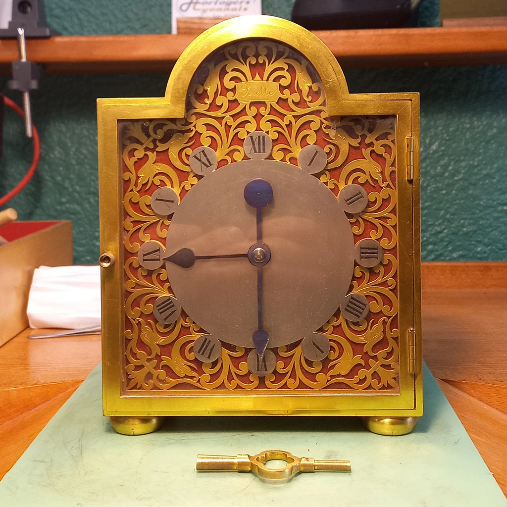 Horloger réparateur Lyon réparation Pendulette avec cabinet doré