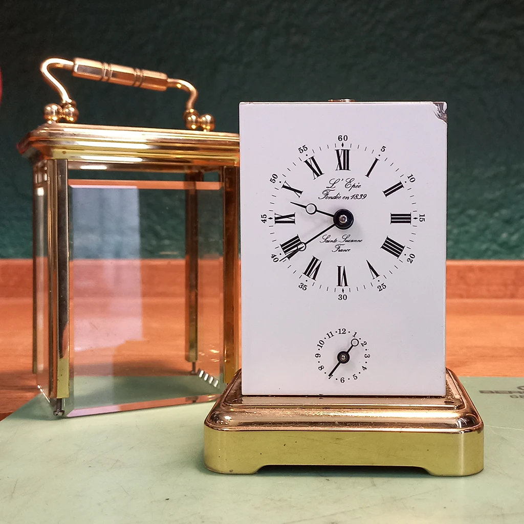 Horloger réparateur Lyon réparation Pendulette d'officier de marque L'épée