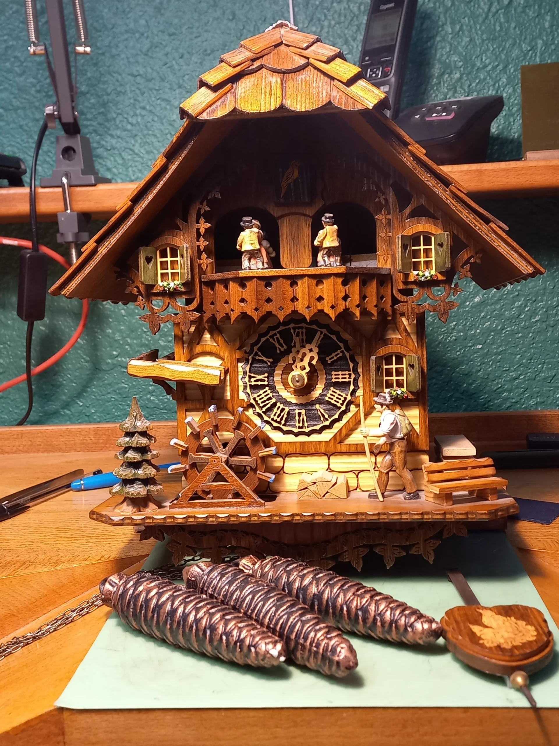 Horloger reparation Lyon coucou avec automates et boite à musique