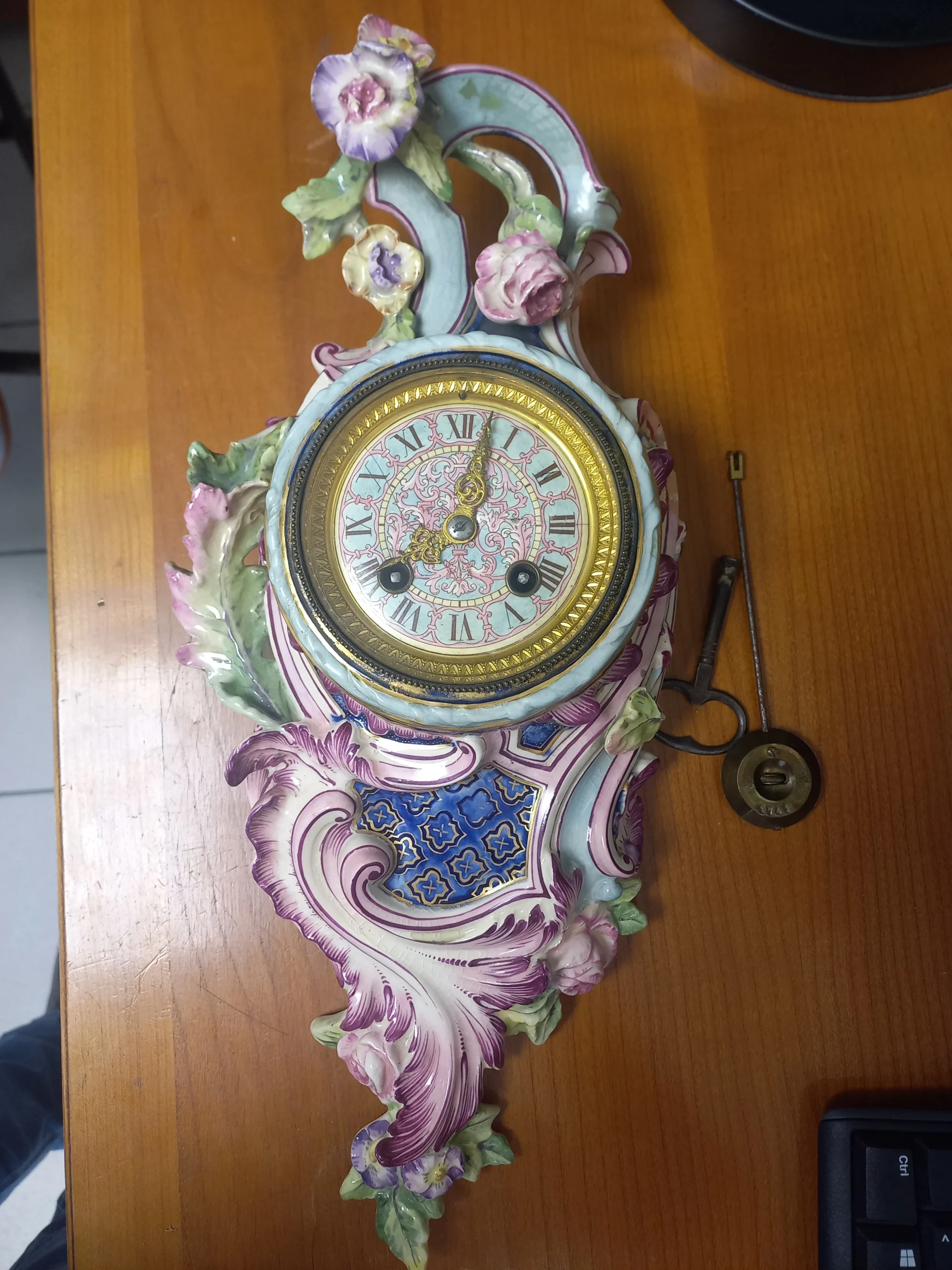 Horloger reparation Lyon pendule d'applique de forme rocaille en émail Longwy