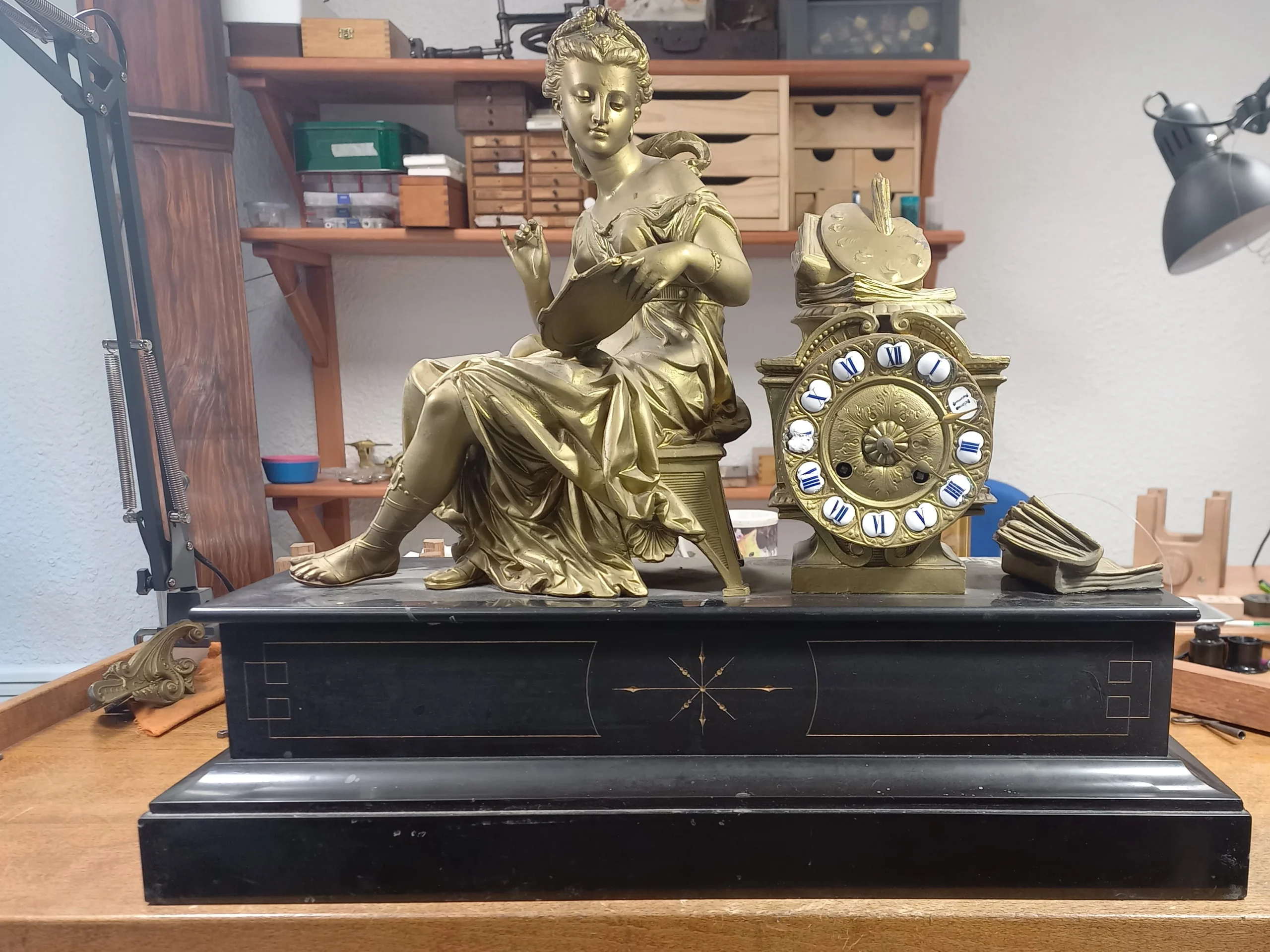 Horloger reparation Lyon pendule de cheminée en marbre et statue