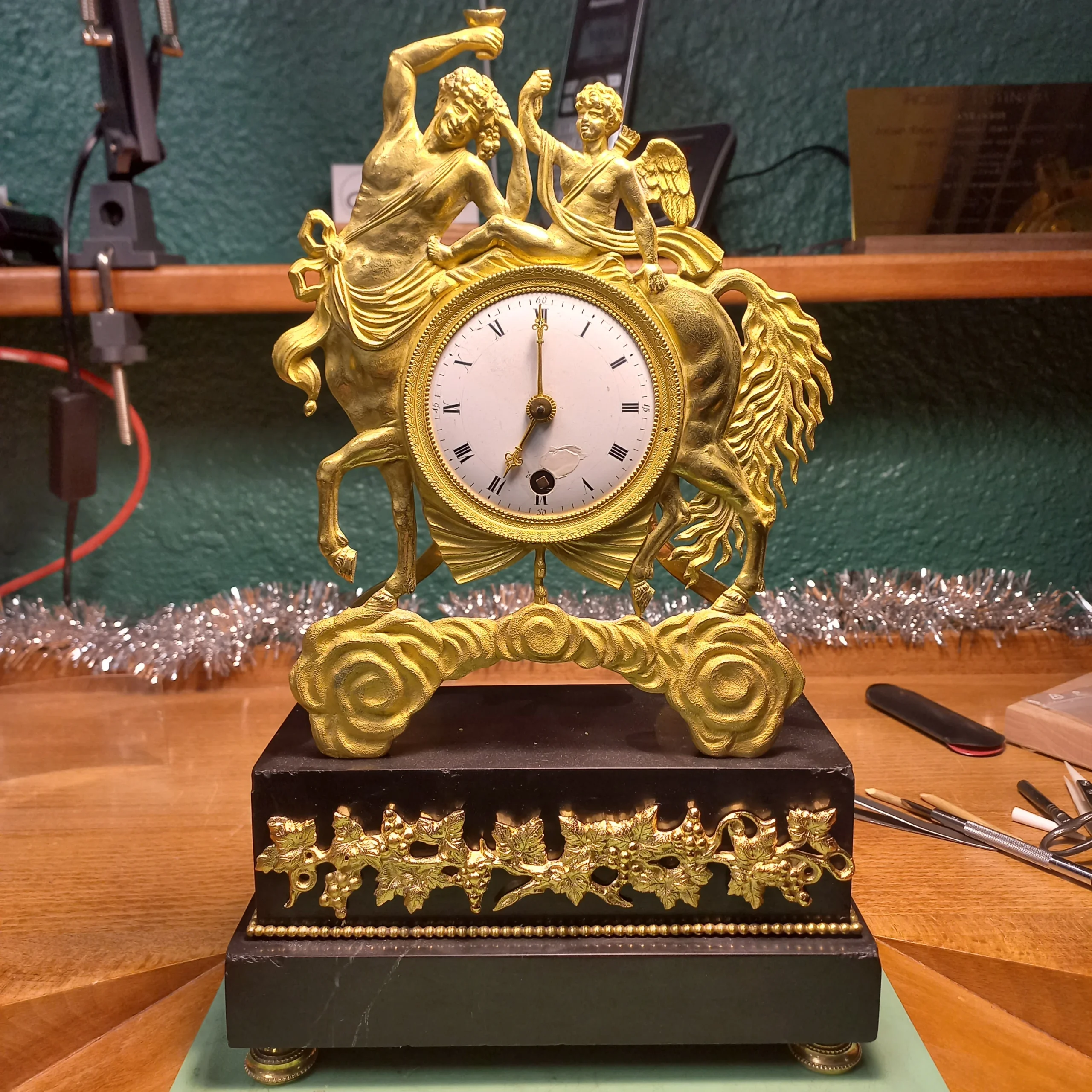 Horloger reparation Lyon pendule mouvement simple bronze doré dionysos