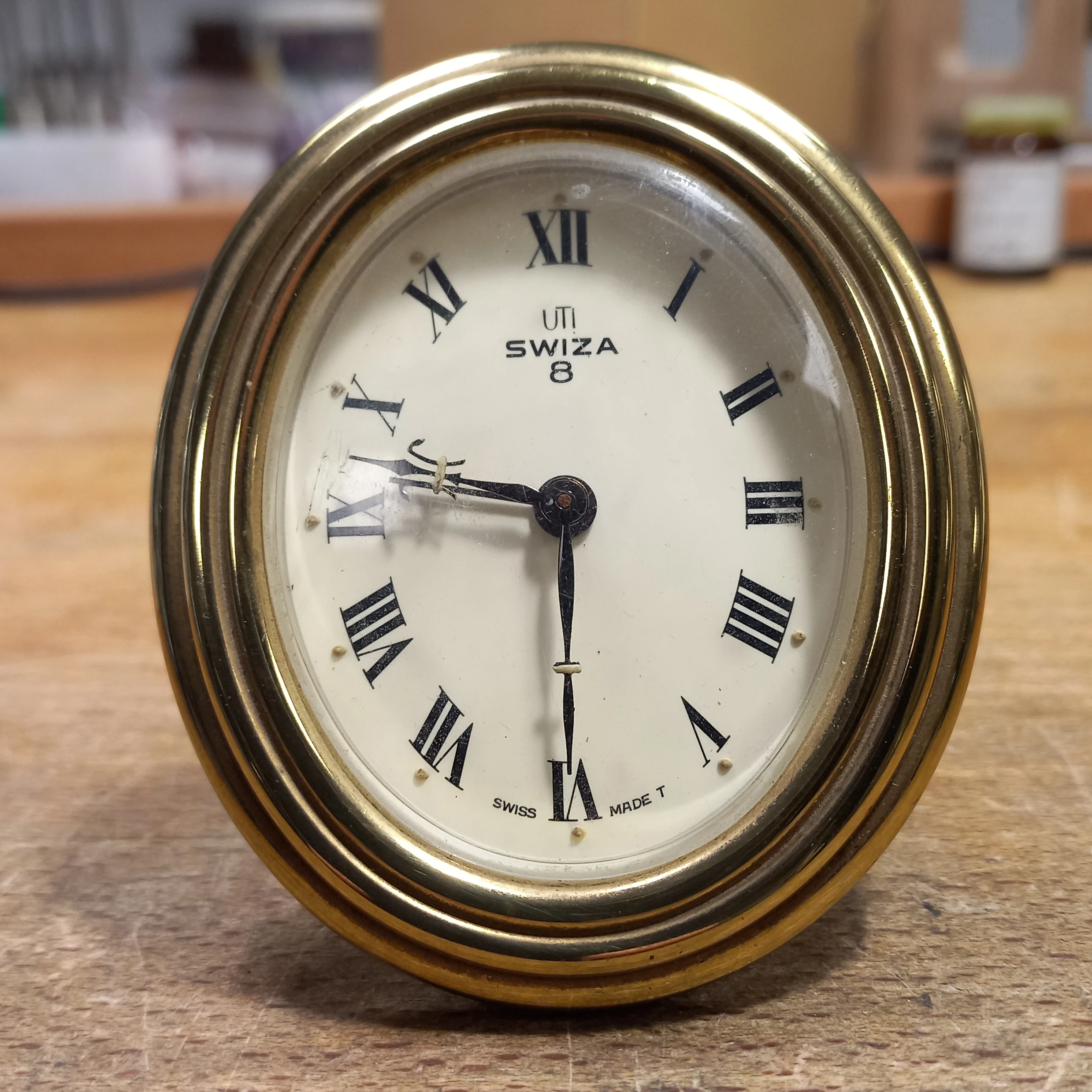 Horloger reparation Lyon réveil de bureau Swiza Uti