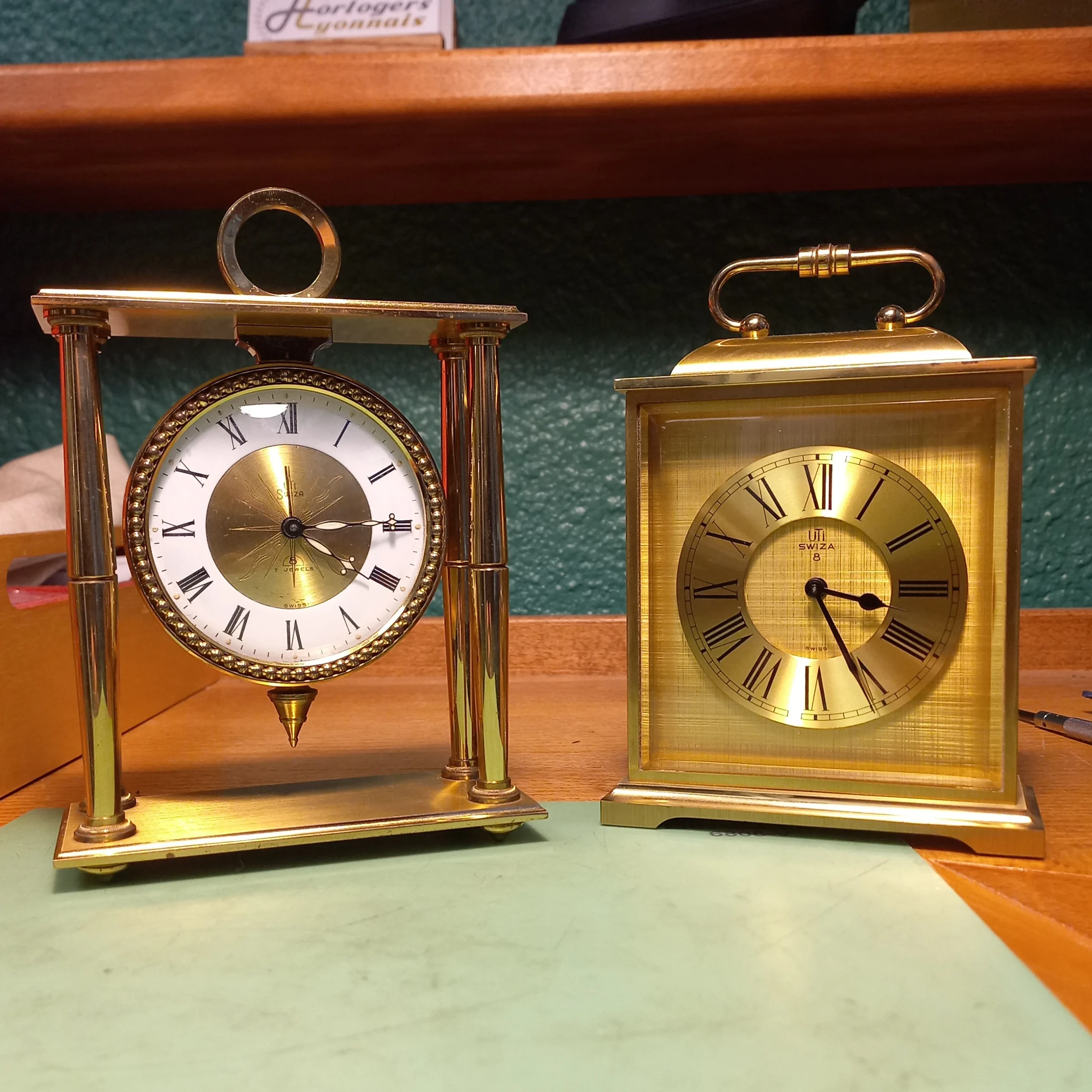 Horloger reparation Lyon réveil de table Swiza UTI