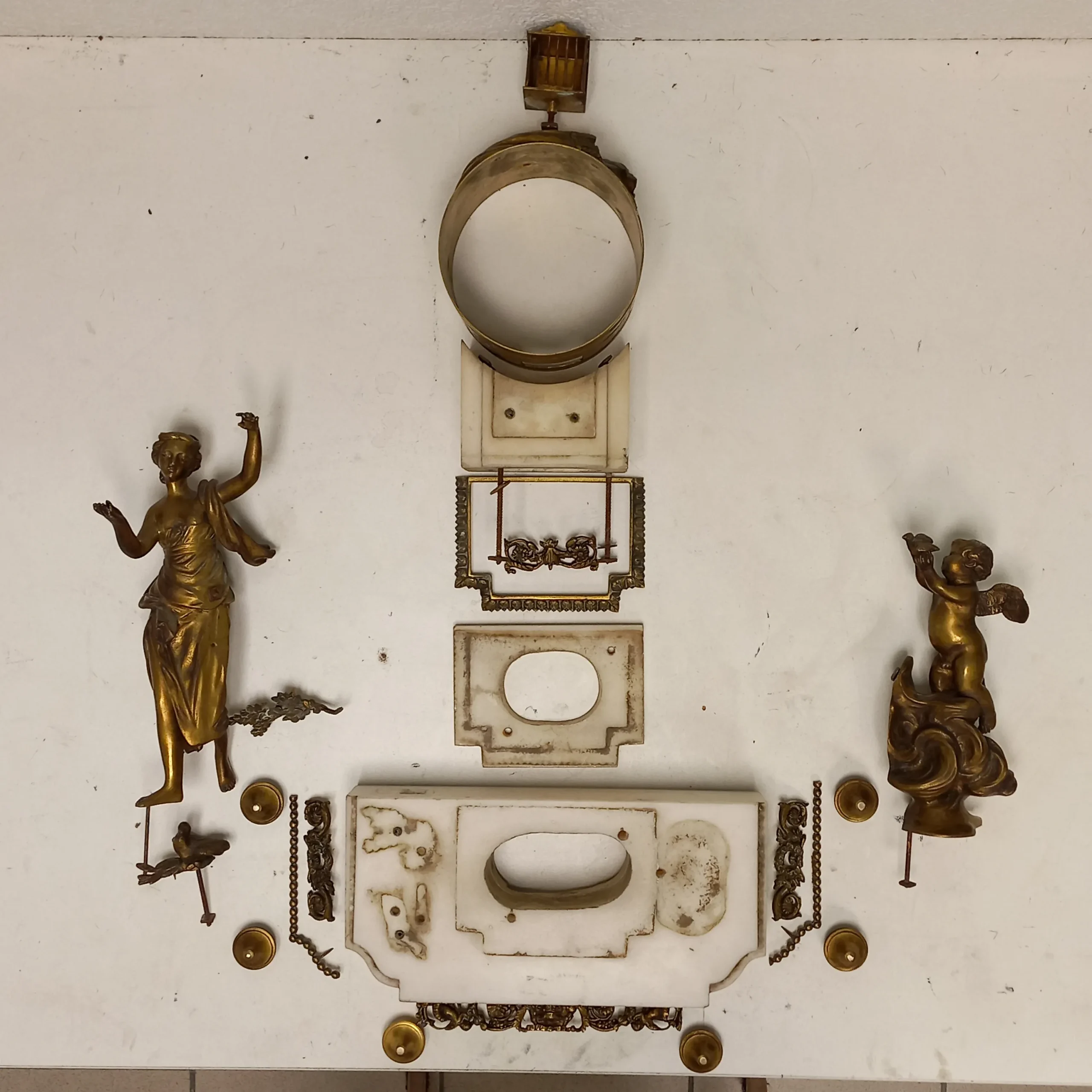 Horlogers Lyonnais Horloger Lyon réparation pendule éléments démontés pour nettoyage